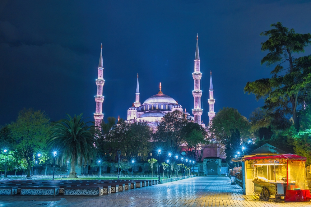 Ez a kép az isztambuli Kék Mecsetet (Sultan Ahmed mecset) ábrázolja éjszakai kivilágításban.  - Z(s)eppelin utazás